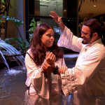 Universitaria participa en un proyecto misionero y decide bautizarse